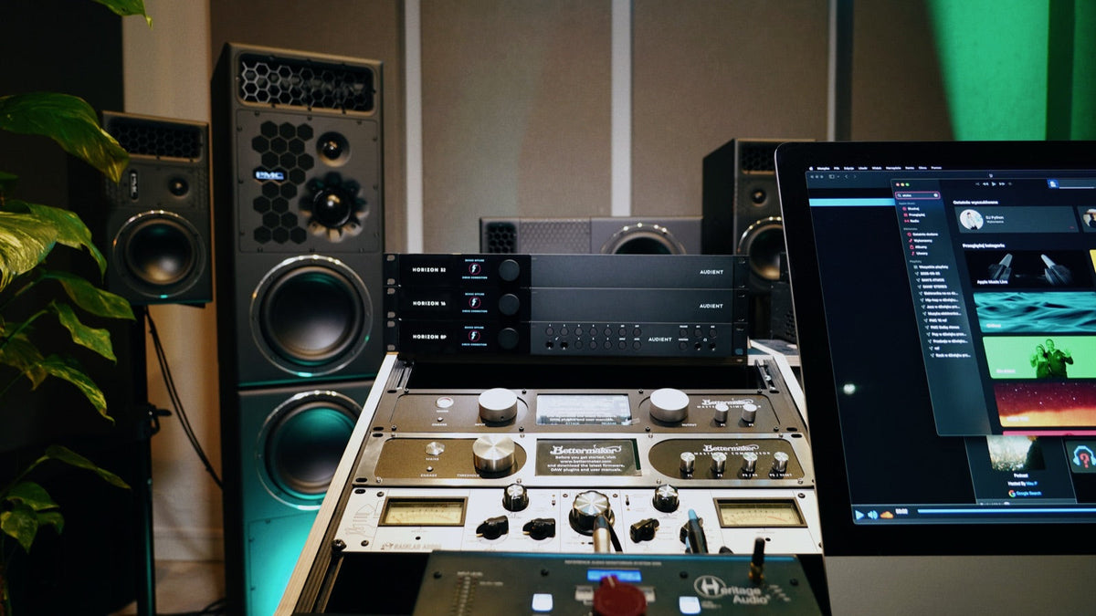 Audient Horizon 32, 16 i 8P ułożone jeden na drugim w showroomie Wired Tunes, obok monitorów PMC